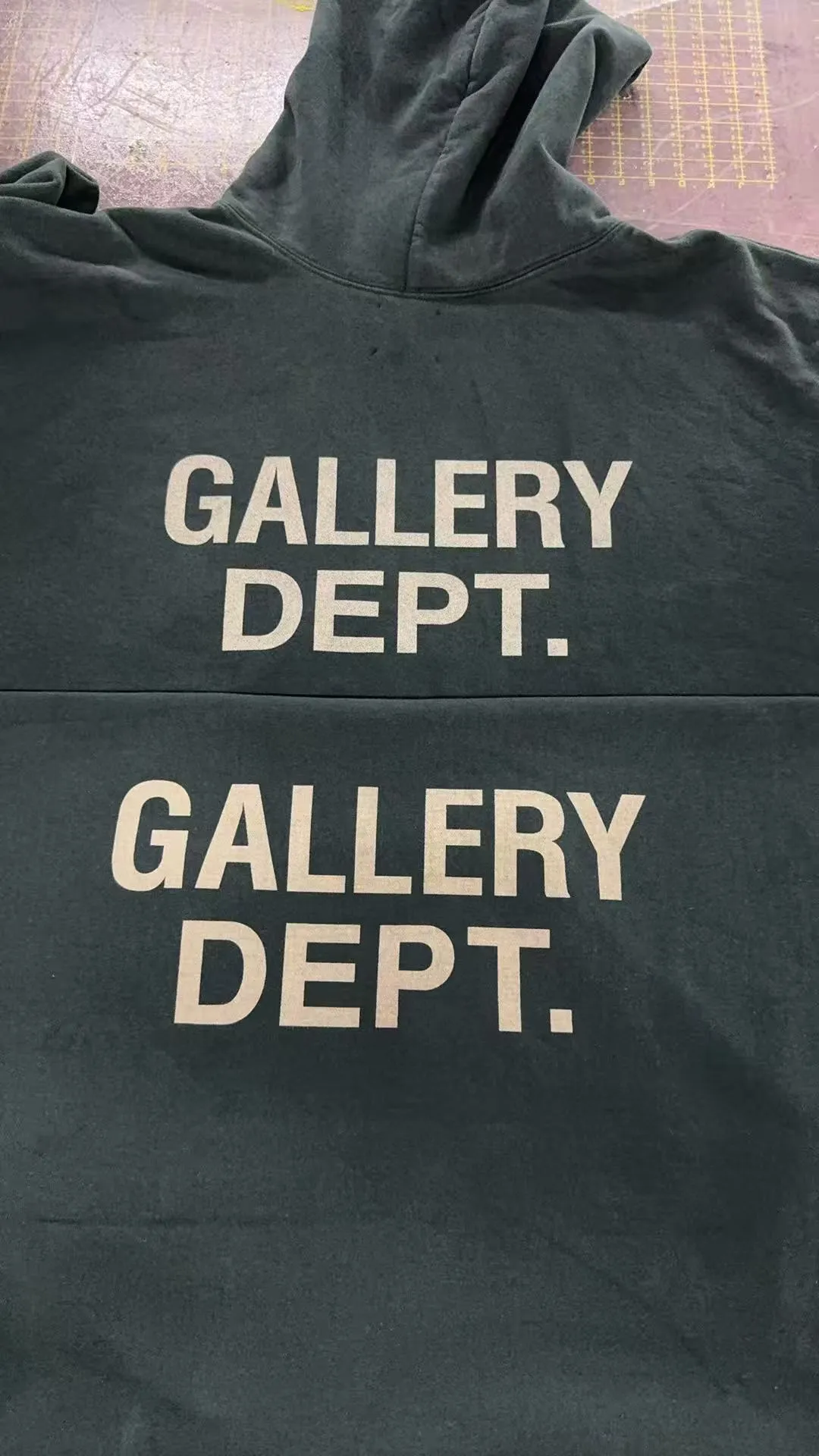 Printing Proofing GALLERY DEPT. 90'S GD LOGO HOODIE 90's Retro Destruction English Hoodie Green Black S-XL ⚠️Note: The color of this style should be green and black, not black! Requires custom weaving and dyeing. 500g high weight sweatshirt fabric. Fleece treatment on the inside. Overall wide and comfortable. Loose fit. Trendy and fashionable. Consistent with the original. Discharge printing process. Consistent with the original hang tag. Hanging grain with G LOGO.